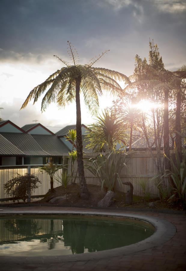 Smoke Lake Hot Springs Lodge & Camp Rotorua Exteriör bild